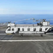 Chinook helicopter op een vliegdekschip