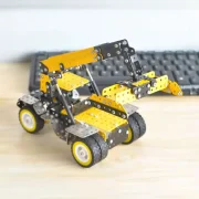 Container heftruck op een bureau