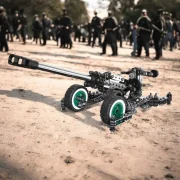 Kanon op het zand met in de achtergrond mensen