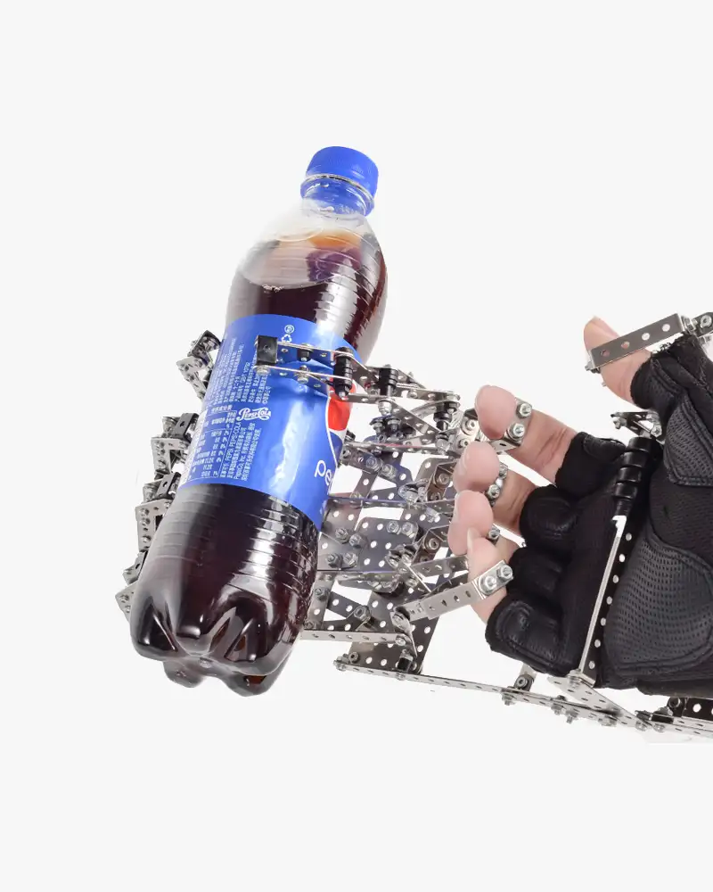 Mechanische hand vastgemaakt aan mensenhand en daarmee een frisdrank fles vasthouden