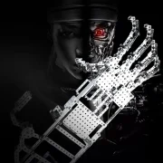 Persoon met een mechanische hand