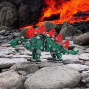 Stegosaurus met in achtergrond lava