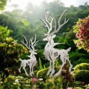 Een hertenpaar klein en groot in het bos