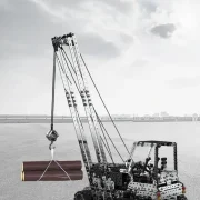 Hijskraanwagen tilt houten stronken op