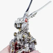 Mechanisch konijn in hand geplaatst