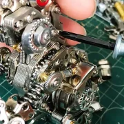 Detailaanzicht mechanisch konijn, bout wordt aangedraaid door schroevendraaier