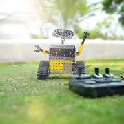 Opruimrobot op een veld met afstandsbediening