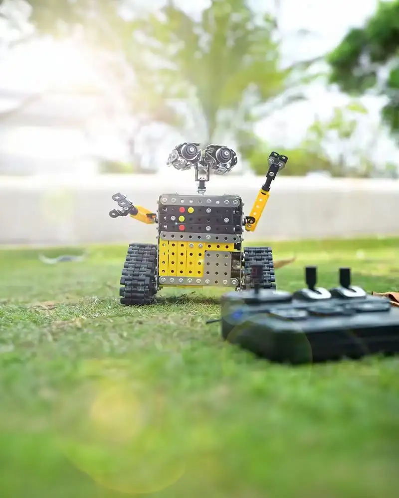 Opruimrobot op een veld met afstandsbediening