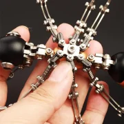 Reuzenmier in de hand gehouden