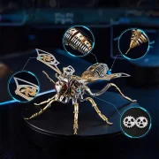 Gouden Hommel met detailshots van de vleugels, romp en staart