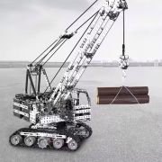 Zware hijskraanwagen tilt houten stronken op