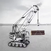 Zware hijskraanwagen tilt houten stronken op