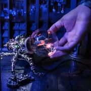 Achteraanzicht plasma spin met hand die de plasmastralen controleert