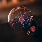 Plasma Bol met lichtgevende plasmastralen