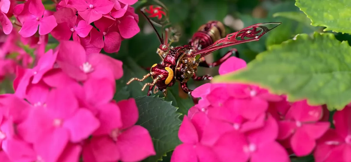 Rode Wesp afgebeeld in een bloem