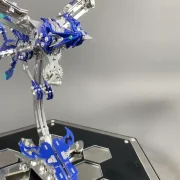 Blauwe vuurdraak op een display standaard