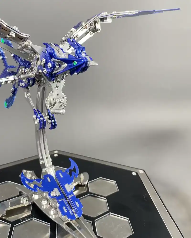 Blauwe vuurdraak op een display standaard