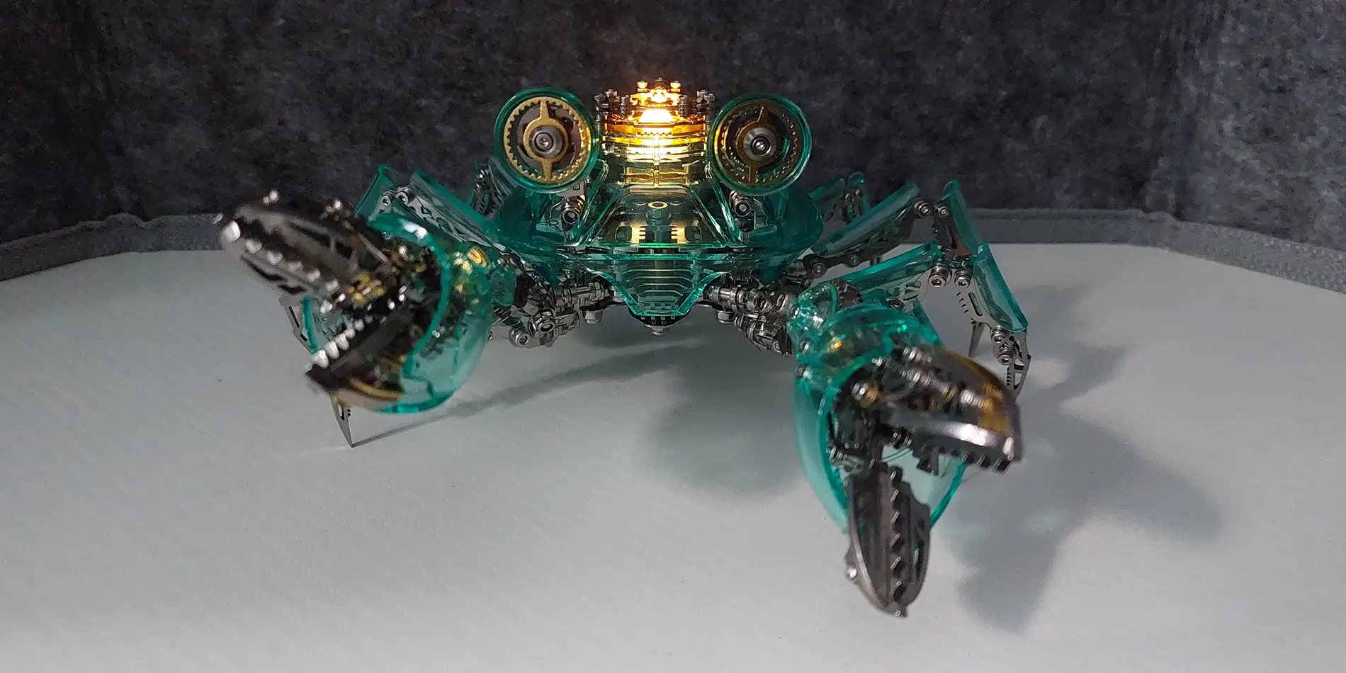 Vooraanzicht groene mechanische krab